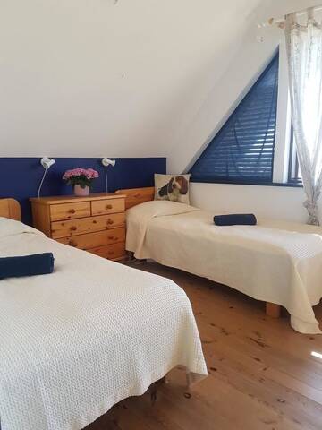 Фото номера Четырехместный номер с видом на море Гостевой дом Tiiupesa Guest House г. Hellamaa 3